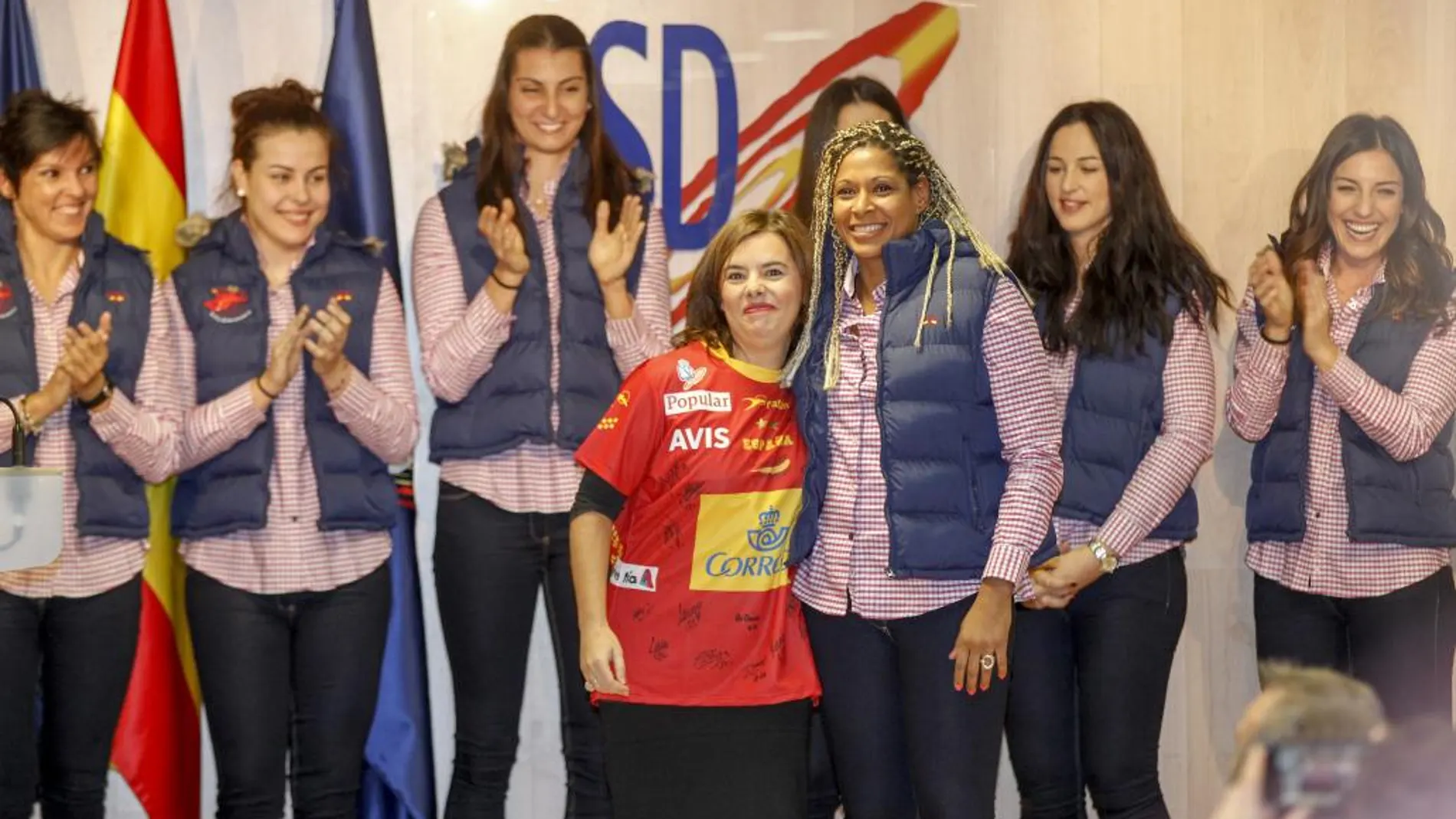 Soraya Saénz de Santamaría con la Selección femenina de balonmano