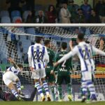 El defensa de la Real Sociedad, Íñigo Martínez (2i), tras batir al guardameta del Betis, Adán, consiguiendo el segundo gol del equipo donostiarra