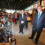 El alcalde Antonio Silván recorre la exposición en compañía de José María Casas, gerente de Desembalaje.