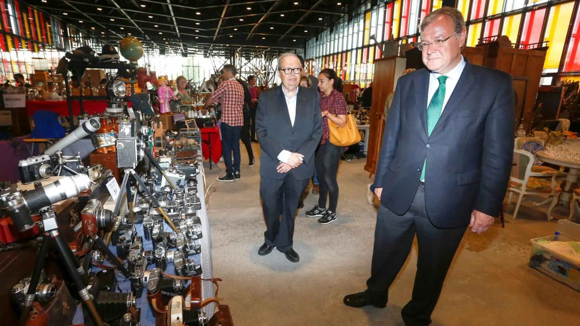 El alcalde Antonio Silván recorre la exposición en compañía de José María Casas, gerente de Desembalaje.