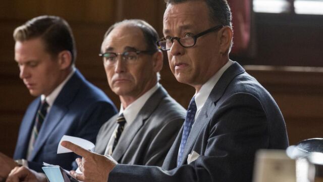 Tom Hanks, como James Donovan, Mark Rylance como Rudolf Abel y Billy Magnusson como Douglas Forrester.