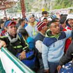 Decenas de venezolanos hacen cola para registrar su salida de Colombia con destino a Ecuador, donde el Gobierno ha anunciado que no dejará pasar a migrantes sin pasaporte / Reuters