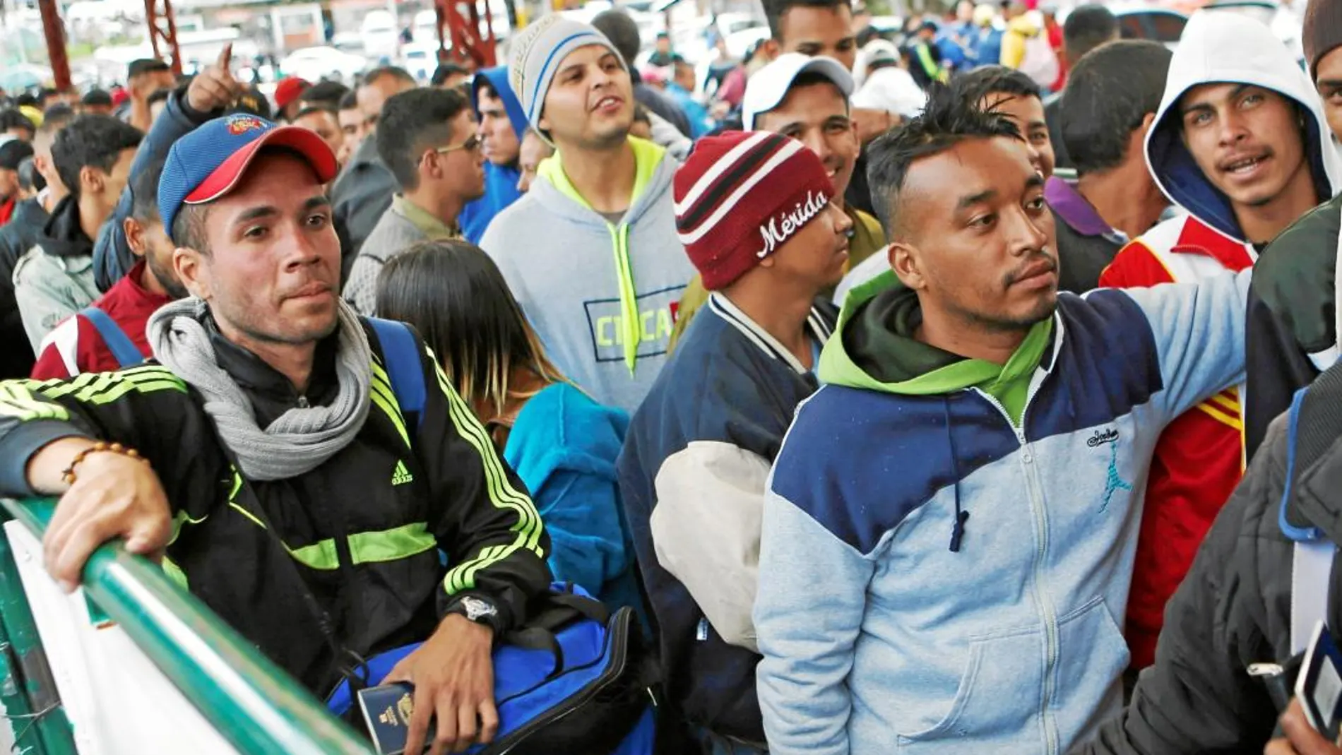 Decenas de venezolanos hacen cola para registrar su salida de Colombia con destino a Ecuador, donde el Gobierno ha anunciado que no dejará pasar a migrantes sin pasaporte / Reuters