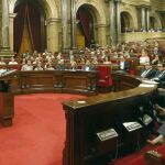 El presidente de la Generalitat, Carles Puigdemont, se dirige al pleno del Parlament
