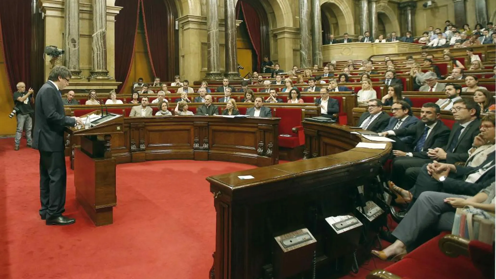 El presidente de la Generalitat, Carles Puigdemont, se dirige al pleno del Parlament