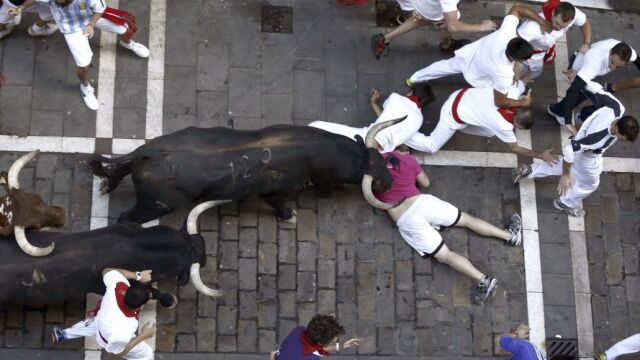 Un toro adelantado de la manada ha creado numerosas ocasiones de peligro