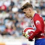 Griezmann, con el balón tras marcar el primer gol de su equipo ante la Real Sociedad.
