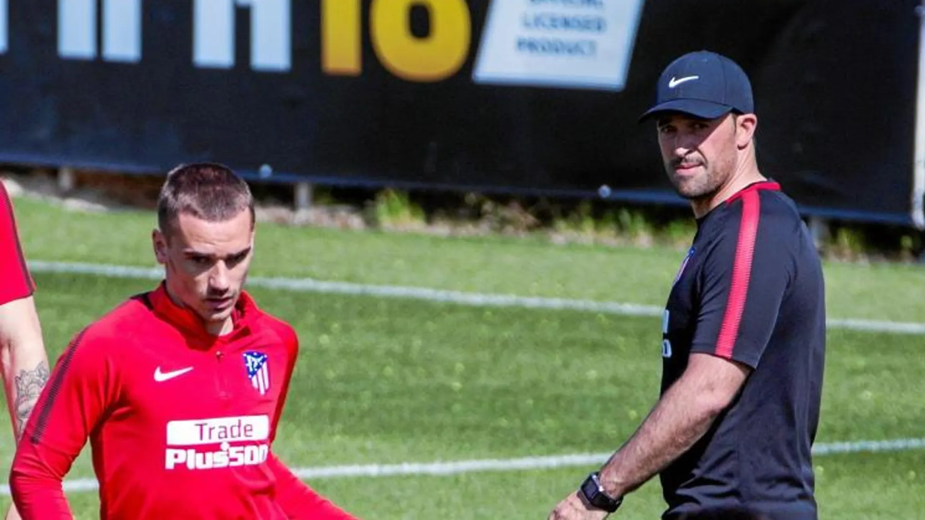 Griezmann y Simeone, durante el entrenamiento de ayer