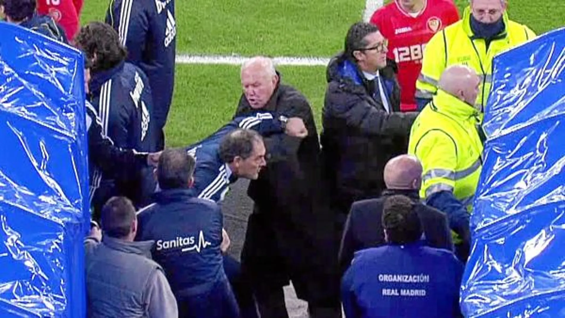 Silvino Louro, preparador de porteros del cuerpo técnico de Mourinho, se revuelve y arremete en dirección a los integrantes del banquillo sevillista