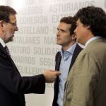 Mariano Rajoy conversa con el que será vicesecretario de Comunicación, Pablo Casado (2d), y el futuro director de campaña para las elecciones generales, Jorge Moragas.