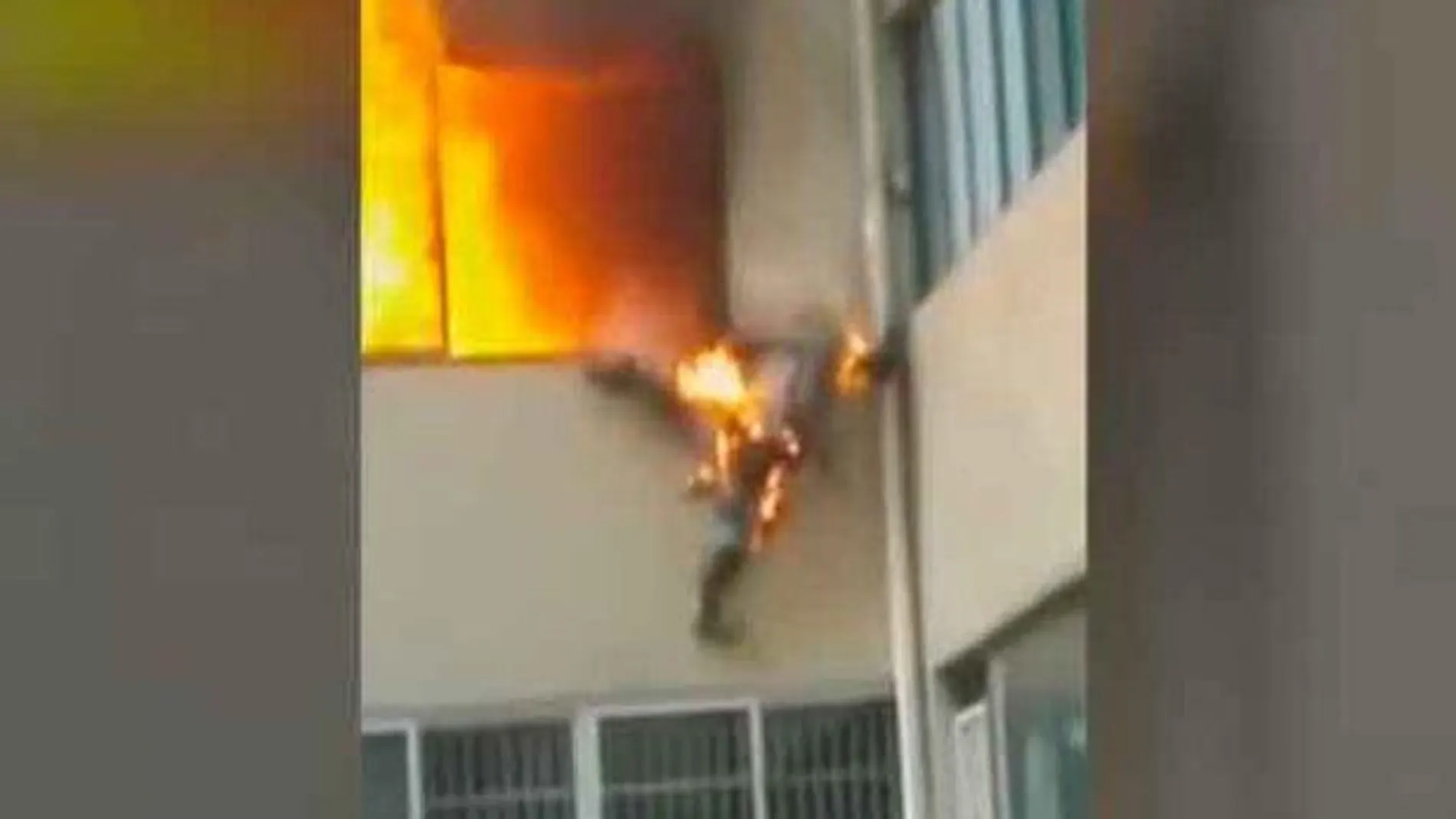 Un bombero en llamas salta por una ventana para salvar su vida