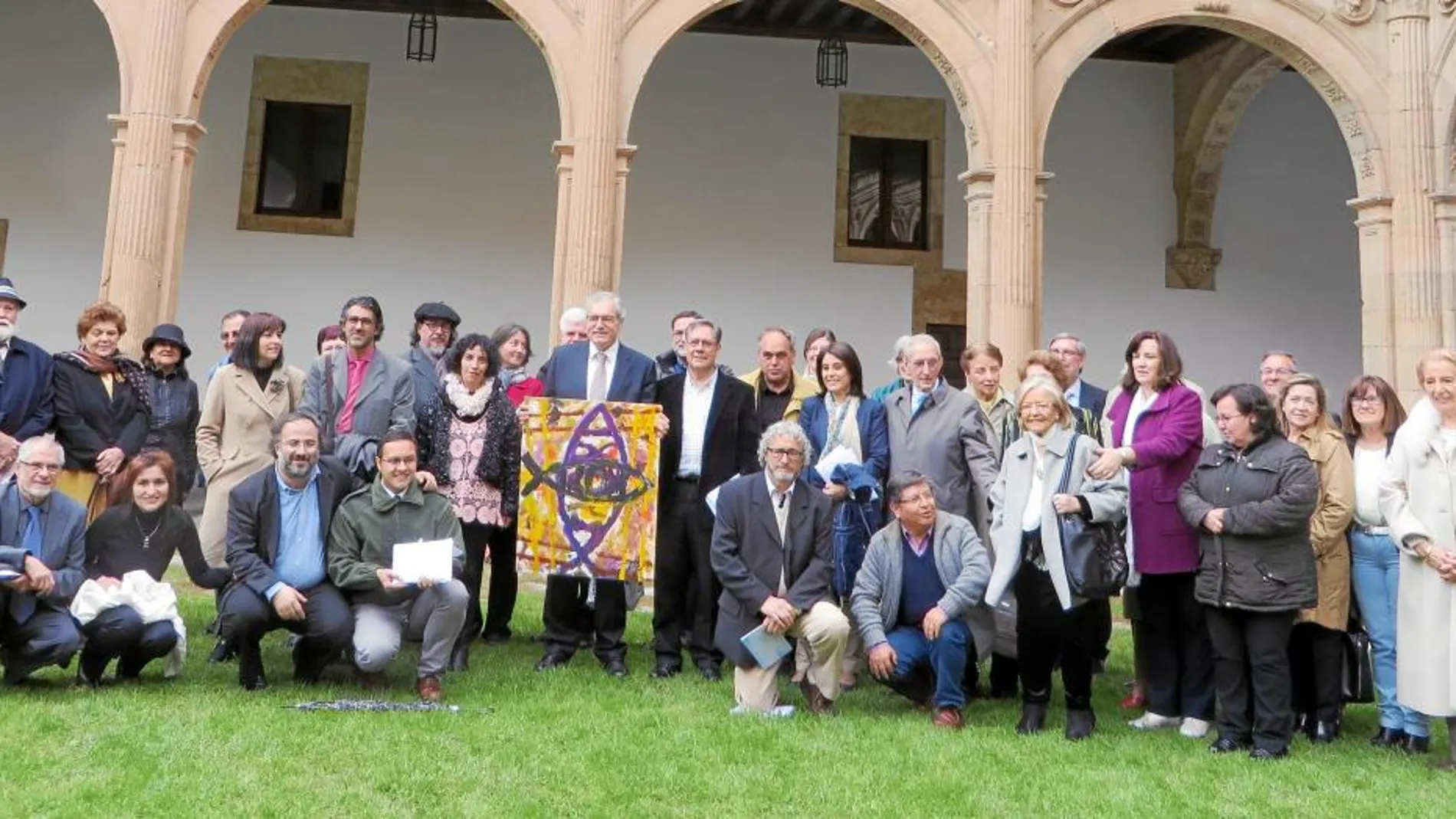 El presentador de televisión José Pablo Sánchez, Premio «Jorge Borrow», en el centro, junto a los participantes en el VII Encuentro Cristiano de Literatura en Salamanca