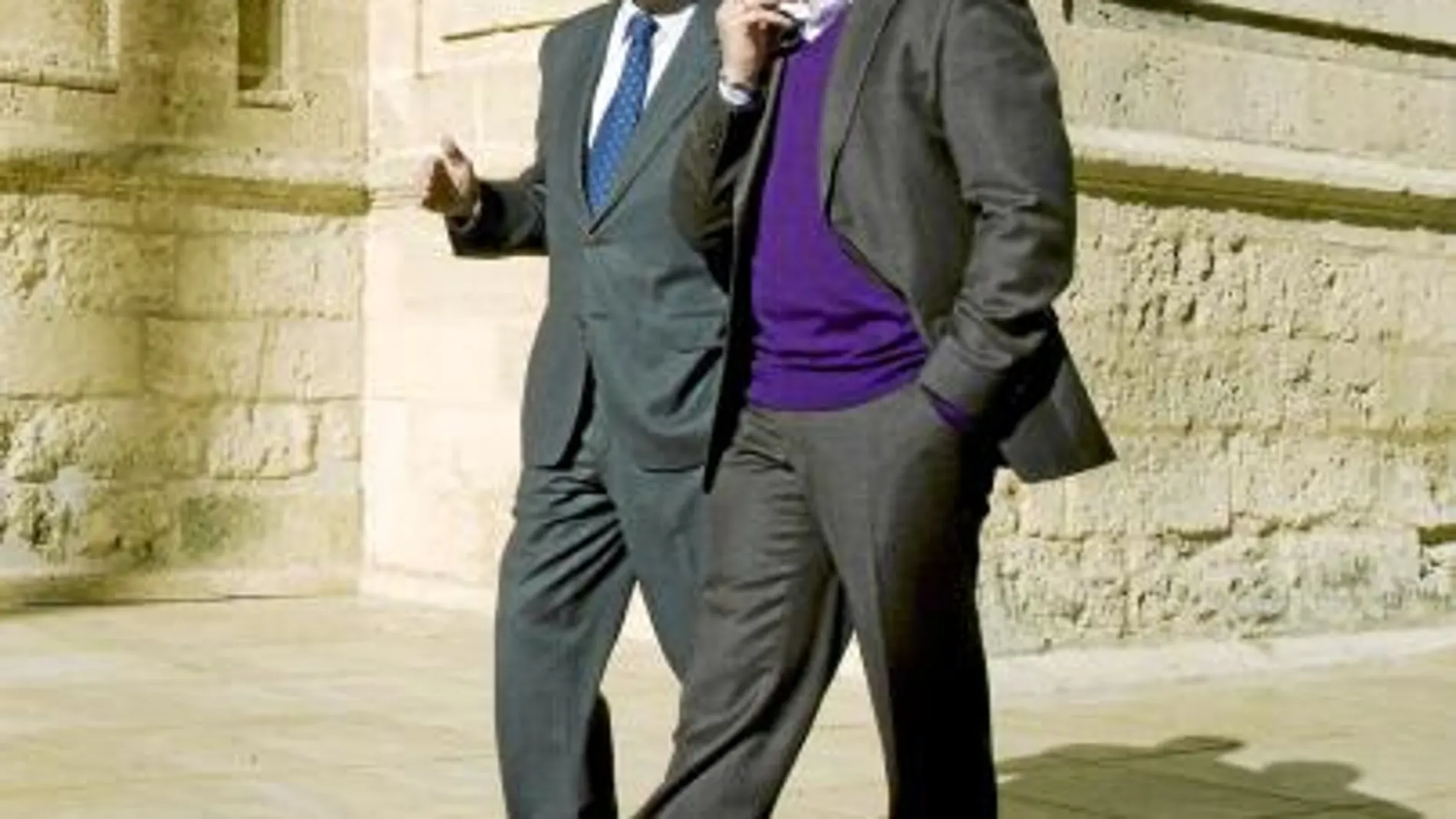 El vicesecretario general del PSOE-A, Rafael Velasco, pasea junto al presidente andaluz y líder de su partido, José Antonio Griñán