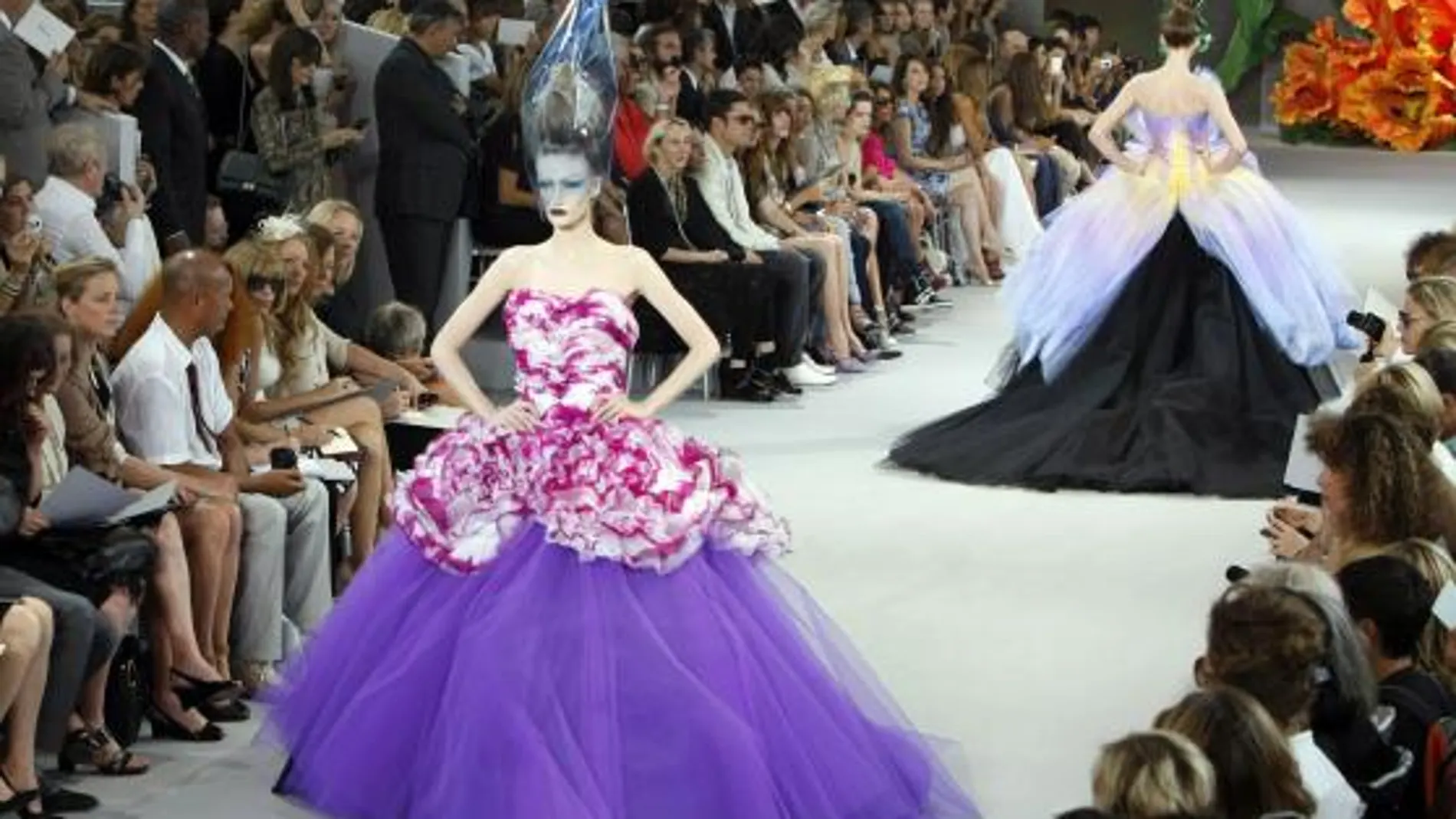 Las faldas abullonadas y coloridas marcaron el desfile de Dior