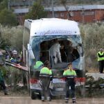 Agentes de los Mossos d'Esquadra junto al autocar perteneciente a una empresa de Mollet del Vallès (Barcelona), que chocó contra un vehículo en la autopista AP-7, a la altura de Freginals (Tarragona).