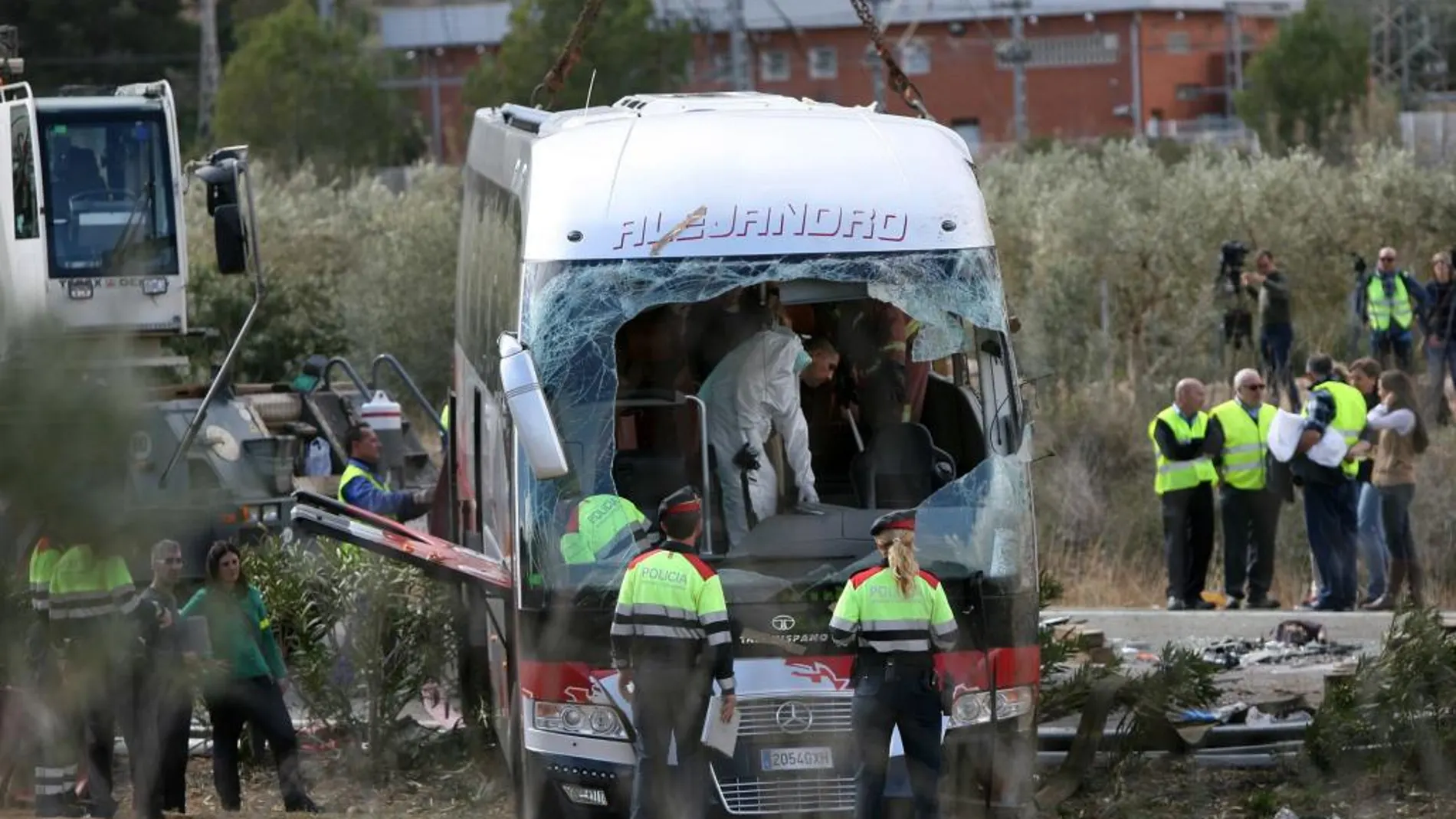 Agentes de los Mossos d'Esquadra junto al autocar perteneciente a una empresa de Mollet del Vallès (Barcelona), que chocó contra un vehículo en la autopista AP-7, a la altura de Freginals (Tarragona).