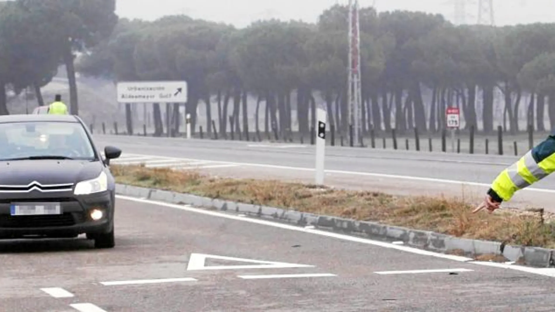Agentes de tráfico de la Guardia Civil realizan un control en una carretera de Valladolid