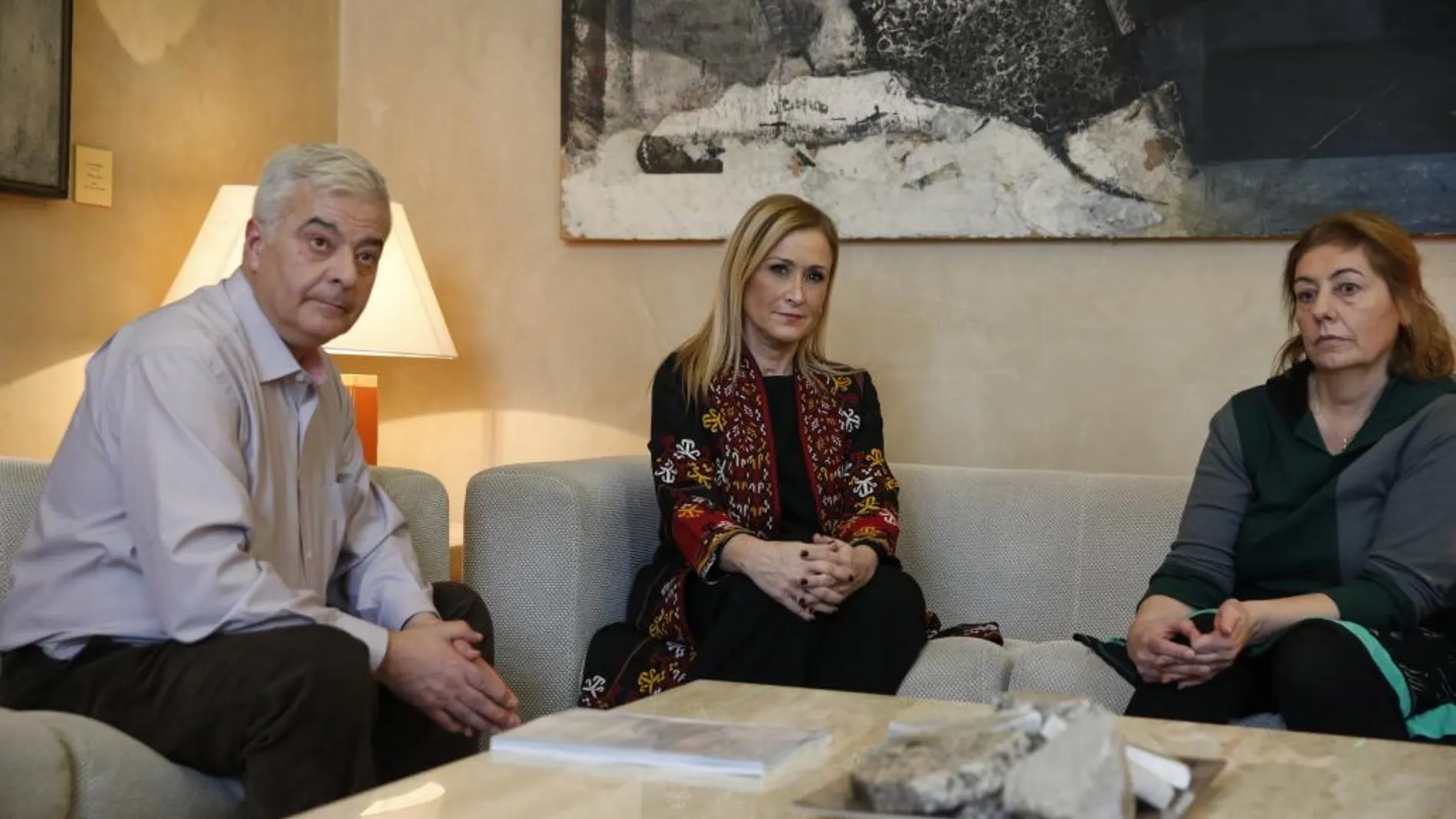 La presidenta de la Comunidad de Madrid, Cristina Cifuentes (c), recibe a los padres de Diego, el meno rque se suicidó el pasado mes de octubre en Leganés por un presunto caso de acoso escolar.