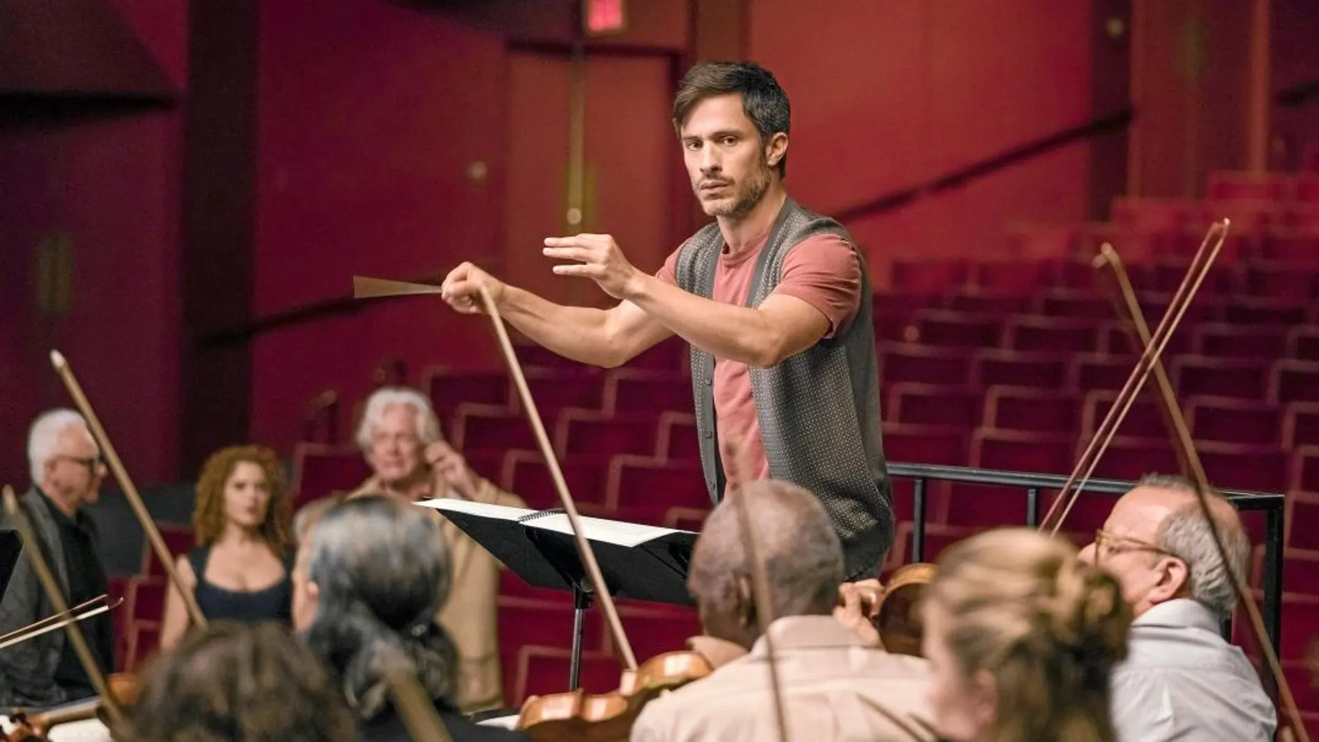 Gael García Bernal interpreta a Rodrigo, una «rock star» del mundo de la música clásica en el que es uno de los trabajos más traviesos de su carrera