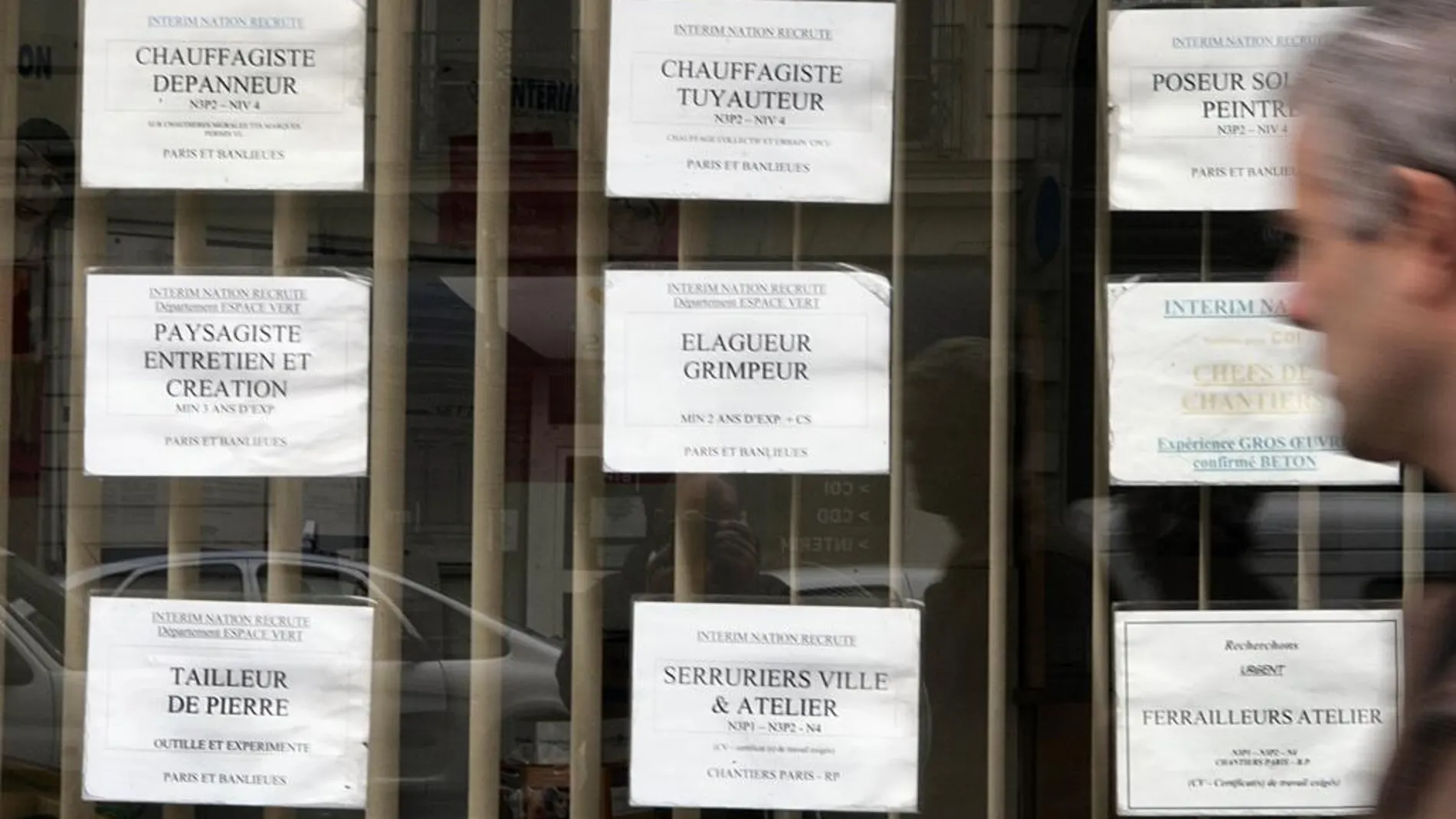 Un ciudadano pasa en París ante una oficina de empleo en la que se pueden ver ofertas de trabajo.