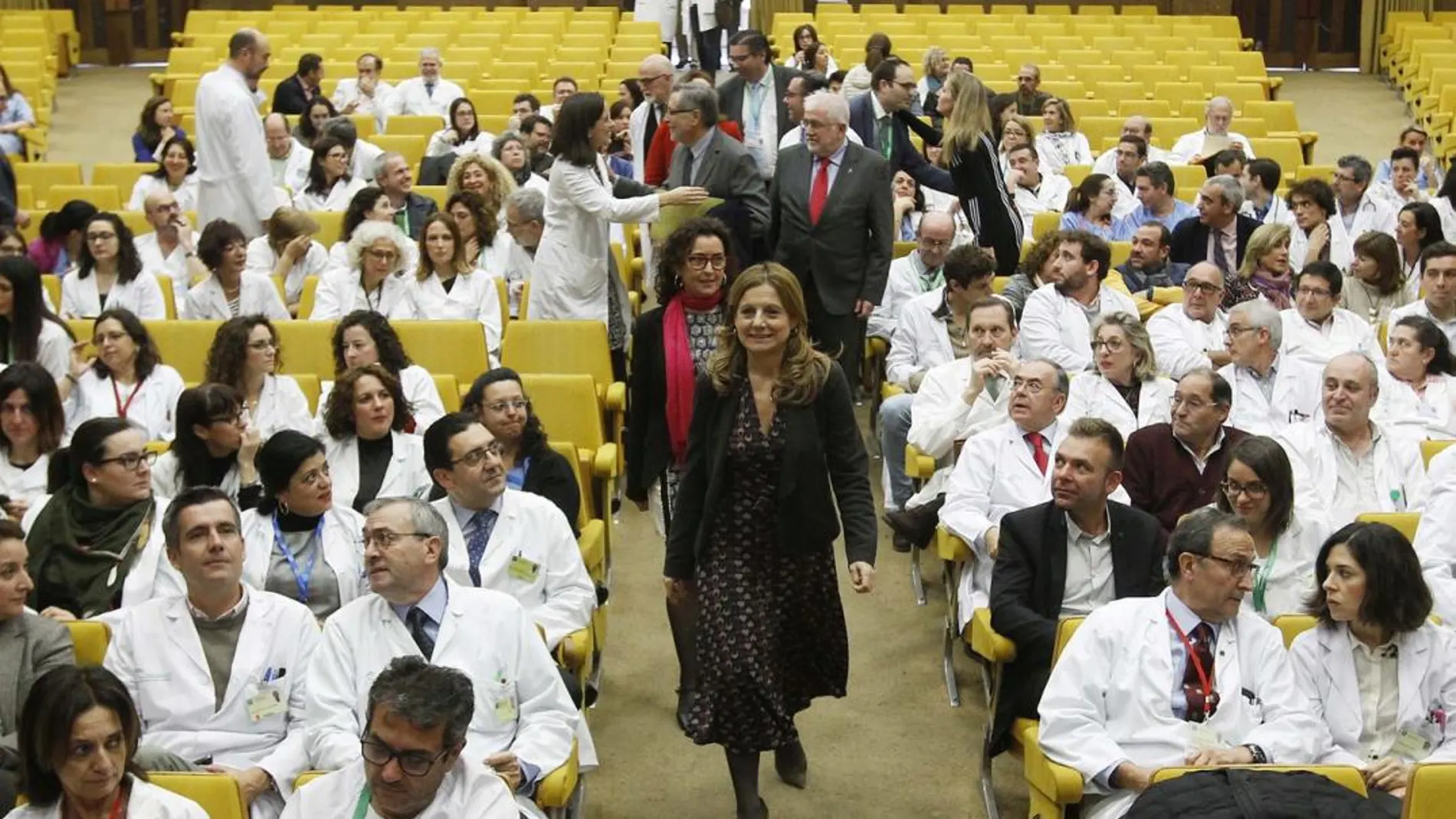 La consejera de Salud, Marina Álvarez (c), en un acto con médicos del Virgen Macarena de Sevilla