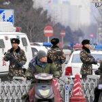 Policías chinos en la zona comercial de Wangfujing, en Pekín, ayer