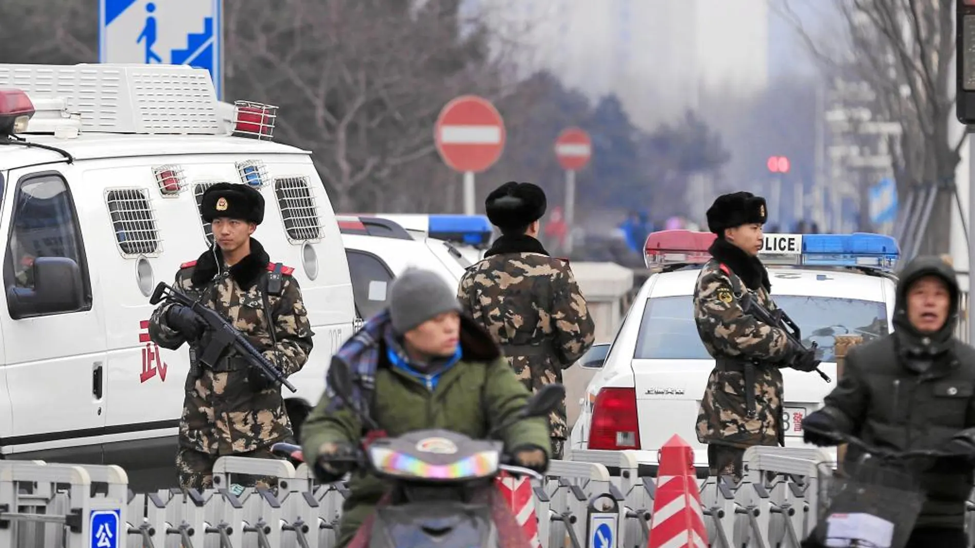 Policías chinos en la zona comercial de Wangfujing, en Pekín, ayer
