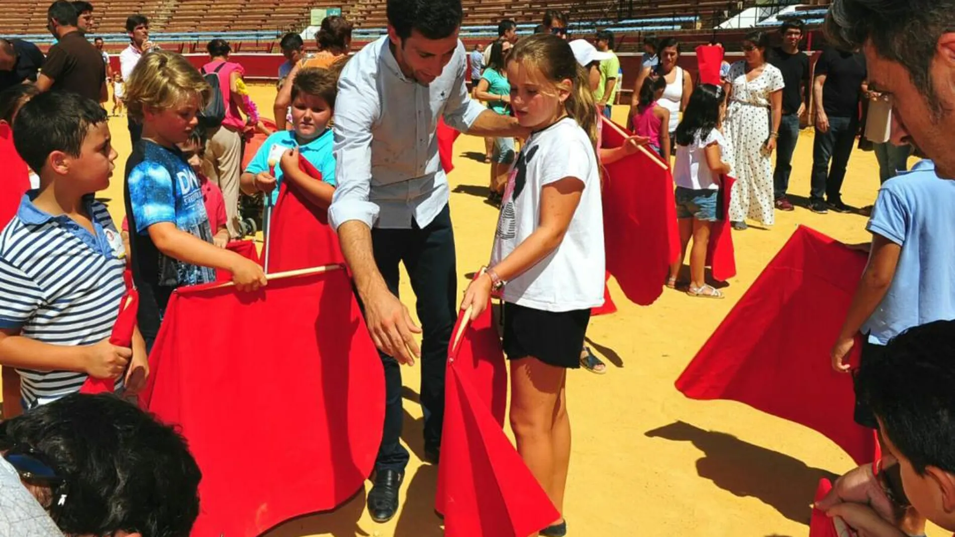 Un grupo de niños aprende el arte de la tauromaquia en una escuela de Salamanca