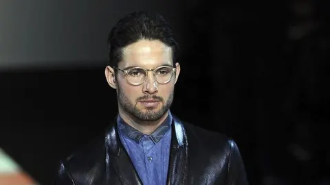 Un modelo desfila con una propuesta de Giorgio Armani durante la presentación de la colección masculina para la temporada otoño/invierno 2012-2012