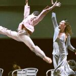 Los bailarines interpretan a diferentes internos en un centro psiquiátrico