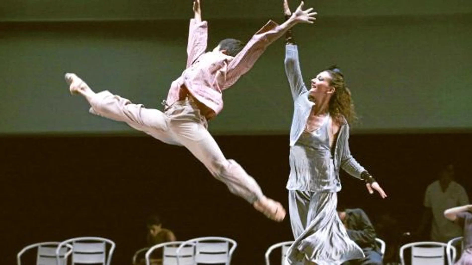 Los bailarines interpretan a diferentes internos en un centro psiquiátrico