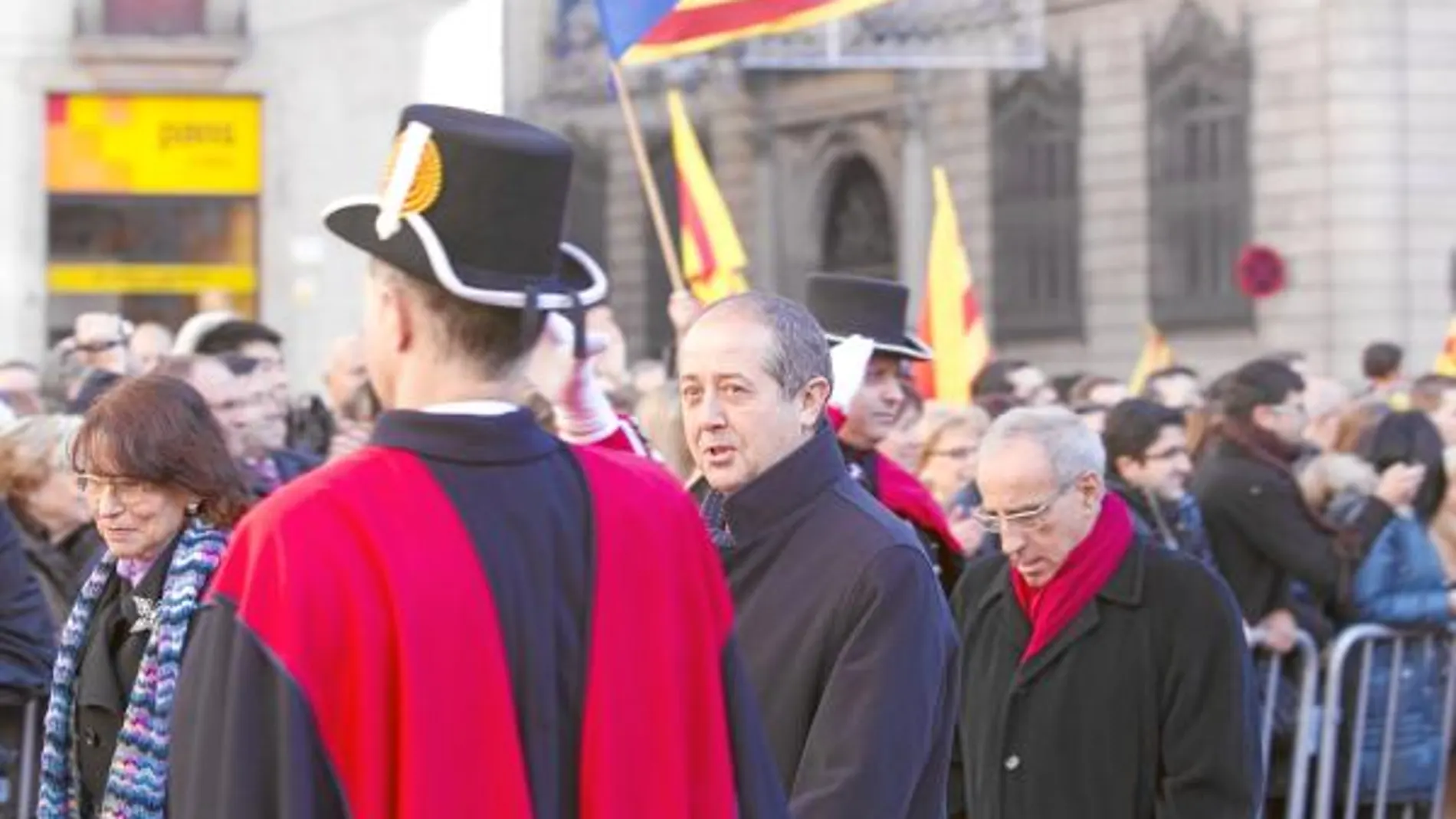 En la imagen, Felip Puig observa a un Mosso d'Esquadra, ayer ante la Generalitat