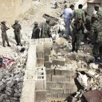 Soldados iraníes ayudan a los afectados por el terremoto sufrido en Shonbeh en la provincia de Bushehr al sur de Ir