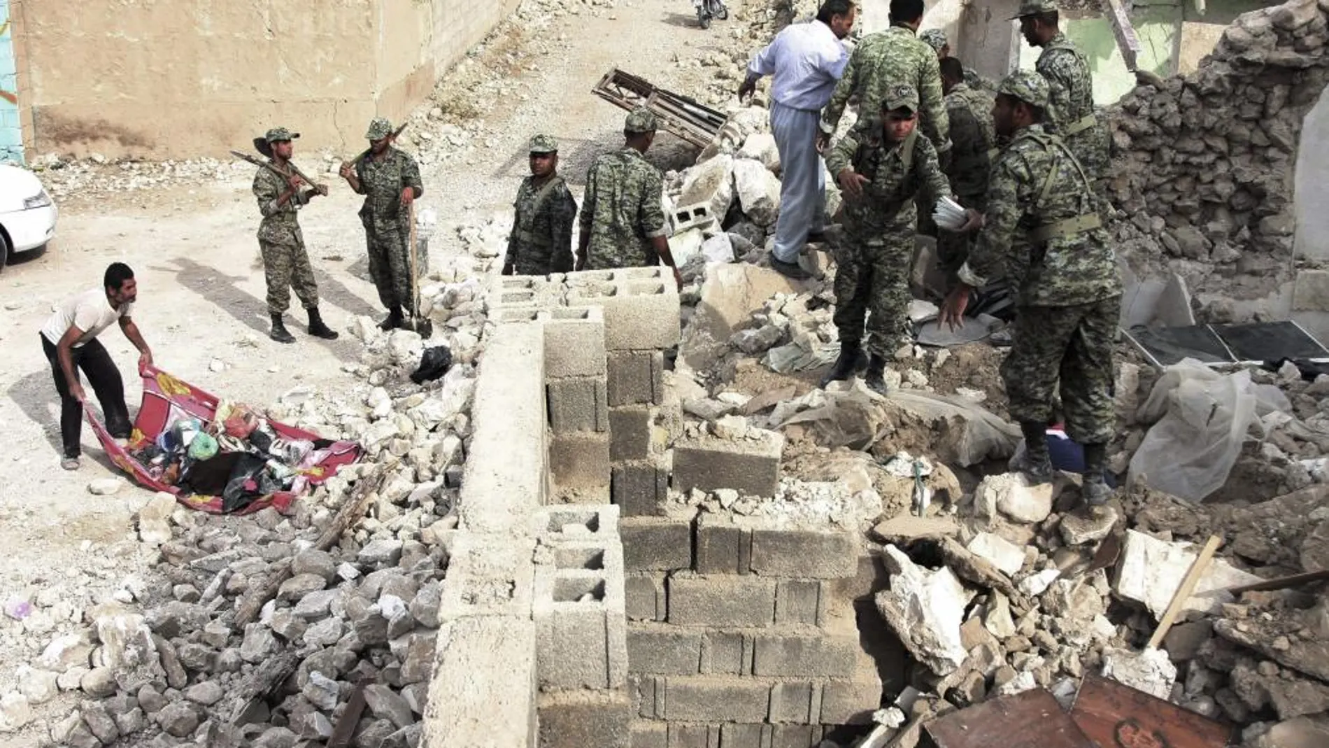 Soldados iraníes ayudan a los afectados por el terremoto sufrido en Shonbeh en la provincia de Bushehr al sur de Ir