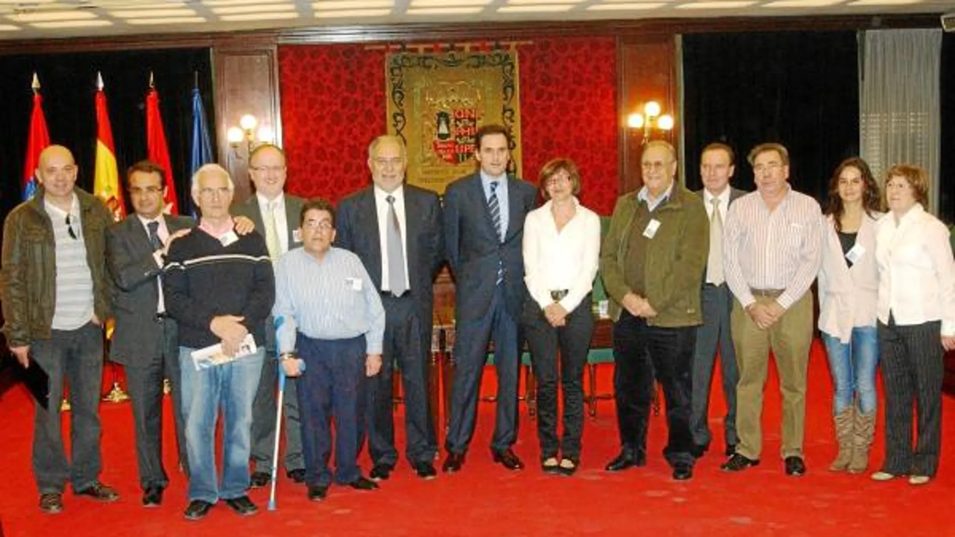 El alcalde de Móstoles, Esteban Parro, junto a representantes de los colectivos de discapacitados