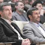 El vicepresidente Mashai (izqda.), junto a Ahmadineyad, ayer en Teherán