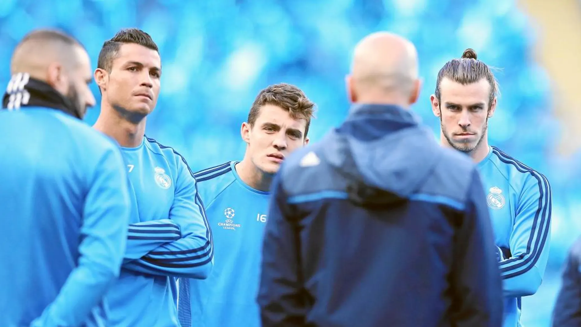 Zidane da instrucciones a Benzema, Ronaldo, Kovacic y Bale en el entrenamiento de ayer