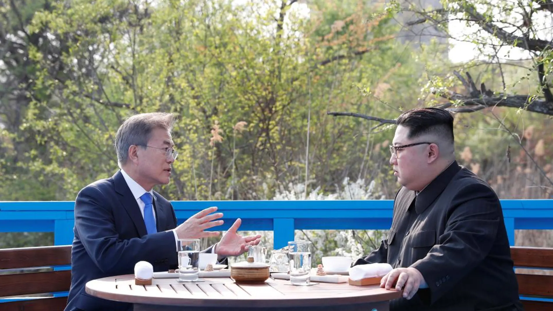 El líder norcoreano Kim Jong-un (d) y el presidente surcoreano, Moon Jae-in (i) conversan en la Zona Desmilitarizada durante la cumbre intercoreana celebrada hoy en Panmunjom/ Efe