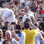 El Papa Francisco saluda a los feligreses a su llegada a la audiencia general de los miércoles en la Plaza de San Pedro del Vaticano