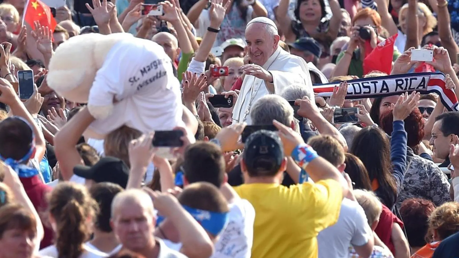 El Papa Francisco saluda a los feligreses a su llegada a la audiencia general de los miércoles en la Plaza de San Pedro del Vaticano