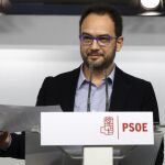 El portavoz del PSOE en el Congreso, Antonio Hernando, durante la rueda de prensa que ha ofrecido hoy, en la sede del partido en Madrid
