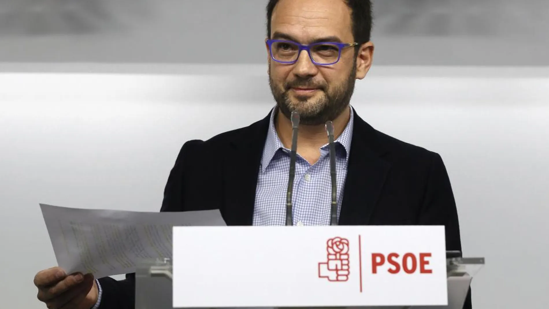 El portavoz del PSOE en el Congreso, Antonio Hernando, durante la rueda de prensa que ha ofrecido hoy, en la sede del partido en Madrid