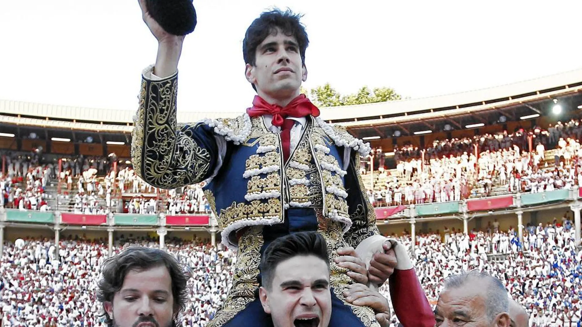 Alberto López Simón sale a hombros de Pamplona en el día de San Fermín
