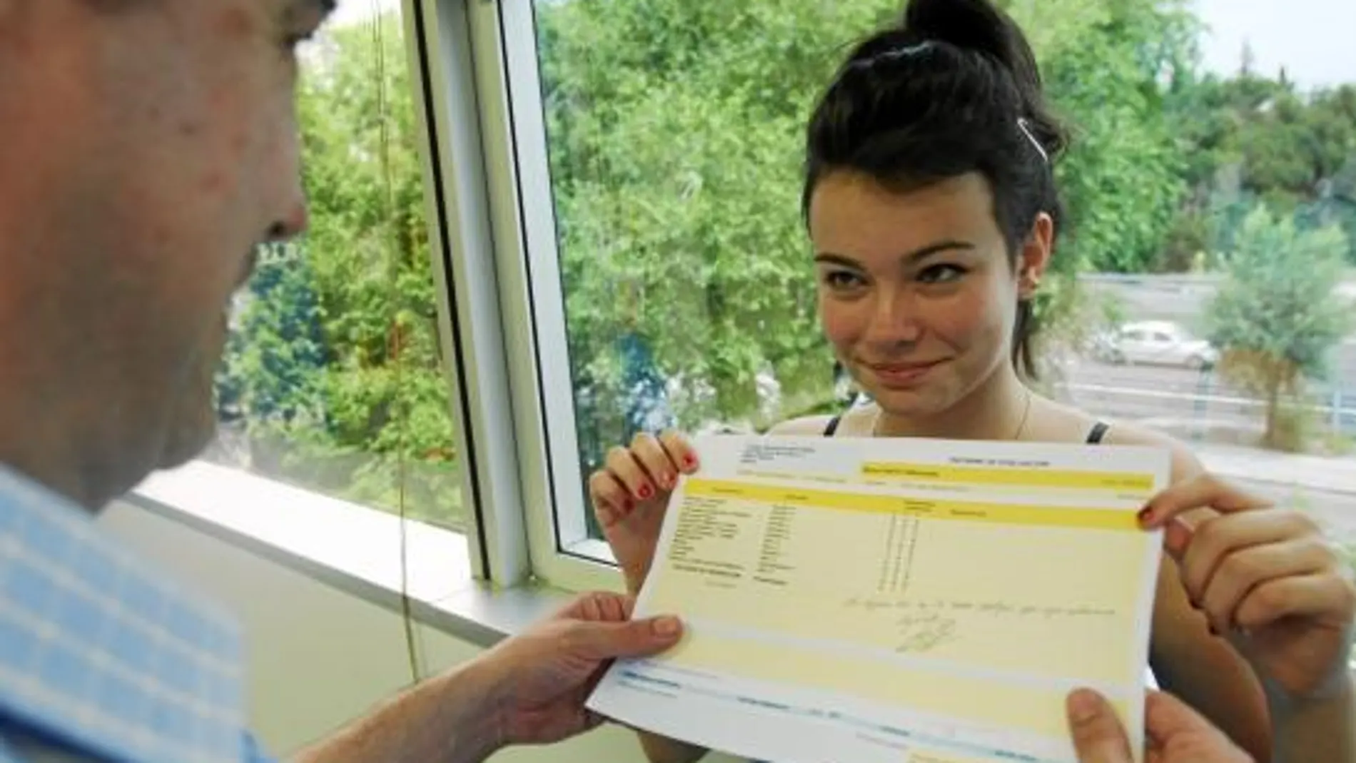 La entrega del boletín de notas puede ser un momento feliz o traumático pero, con independencia de las calificaciones, no hay que excederse en la reacción