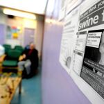 Dos hombre esperan en un centro de salud al este de Londres, Reino Unido