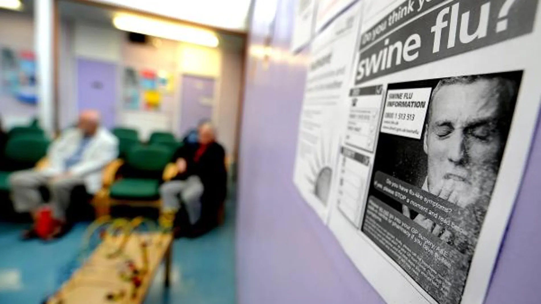 Dos hombre esperan en un centro de salud al este de Londres, Reino Unido