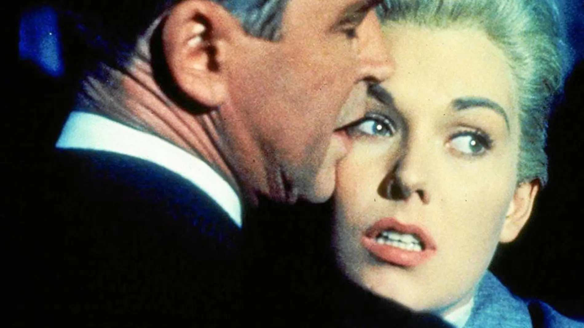 James Stewart abraza a Kim Novak en una de las escenas más apasionadas de «Vértigo», de Alfred Hitchcock
