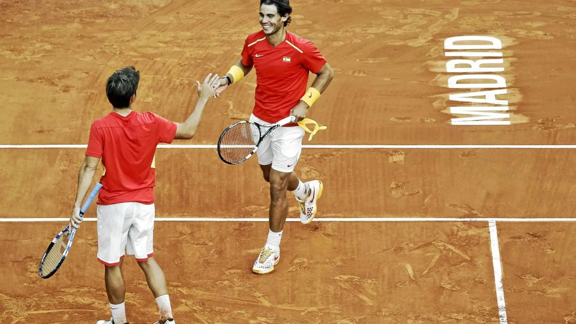 Rafa Nadal y Marc López, en una eliminatoria de la Davis celebrada en Madrid. En 2019 la superficie sería pista dura. Foto: Efe