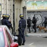 La policía francesa en la zona de Saint Denis