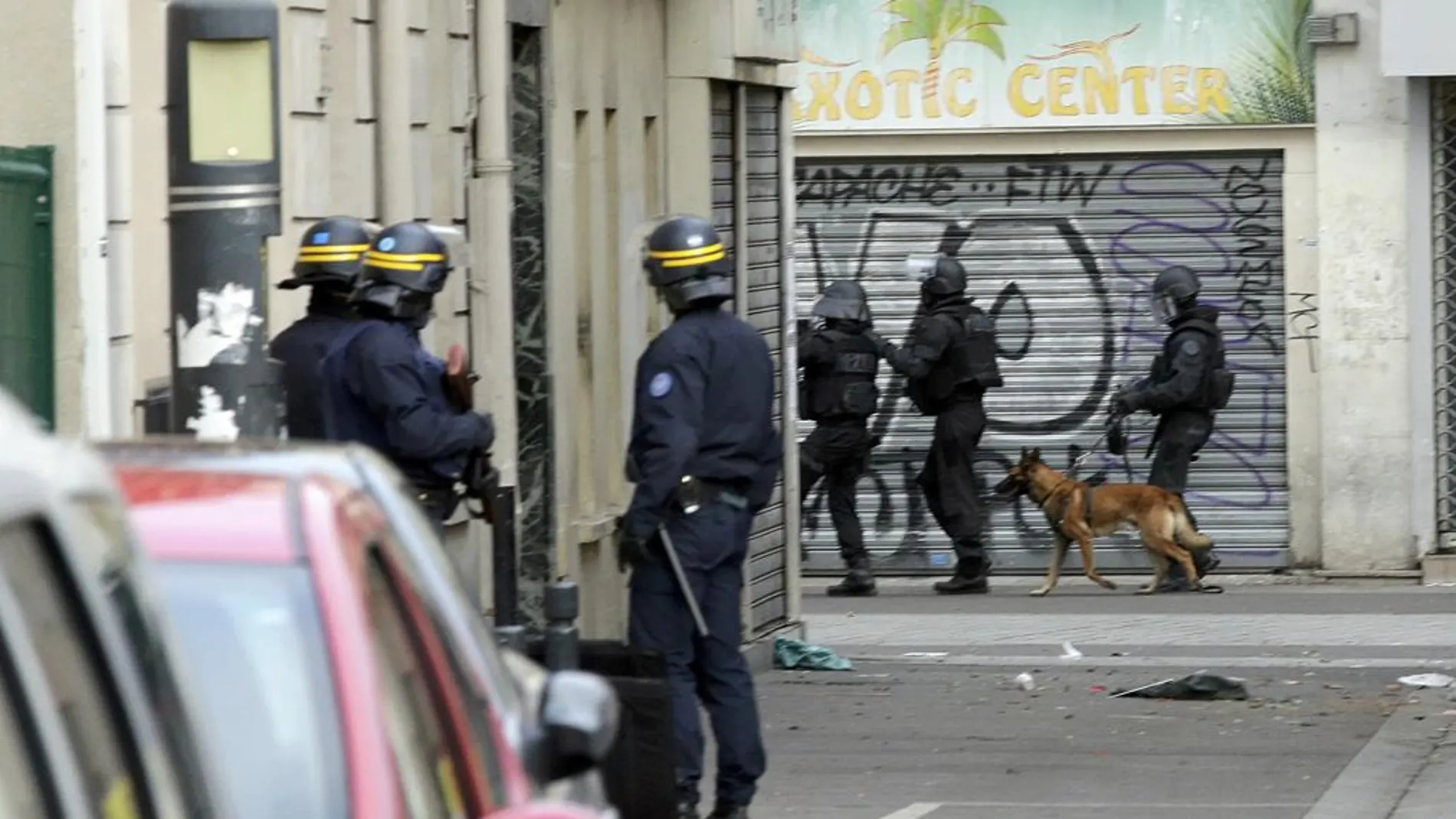 La policía francesa en la zona de Saint Denis